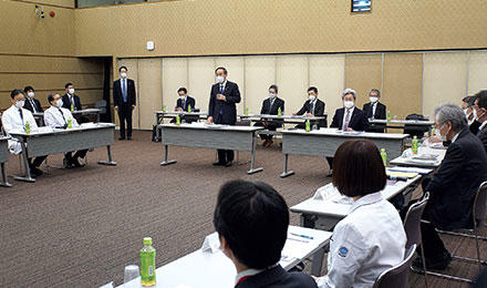 菅総理と共に国立国際医療研究センターを視察