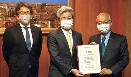 左から石田対がん協会常務理事、中川会長、垣添同協会長