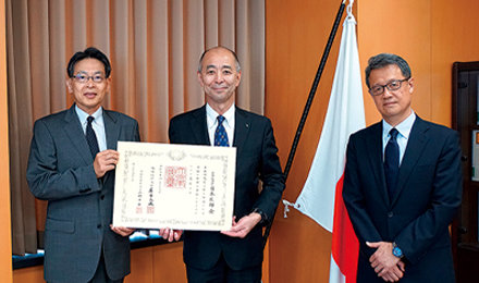 田和事務次官（左）と角田副会長（中央）