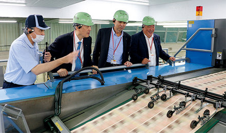 国立印刷局東京工場で新千円札の製造工程等を視察