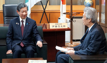 伊藤環境大臣（左）と対談する松本会長