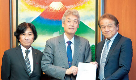 左から細川常任理事、松本会長、山口委員長