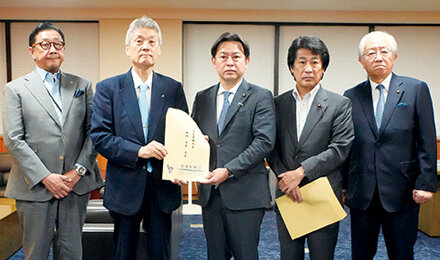 福岡厚労大臣に要望書提出（9月11日、大臣室にて）