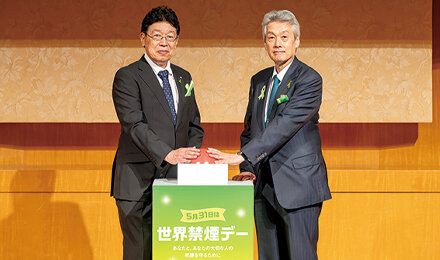 点灯ボタンを押す笹生神奈川県医師会副会長（左）と松本会長