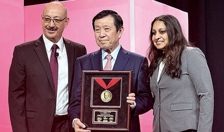 受賞盾を受け取った門脇日本医学会長